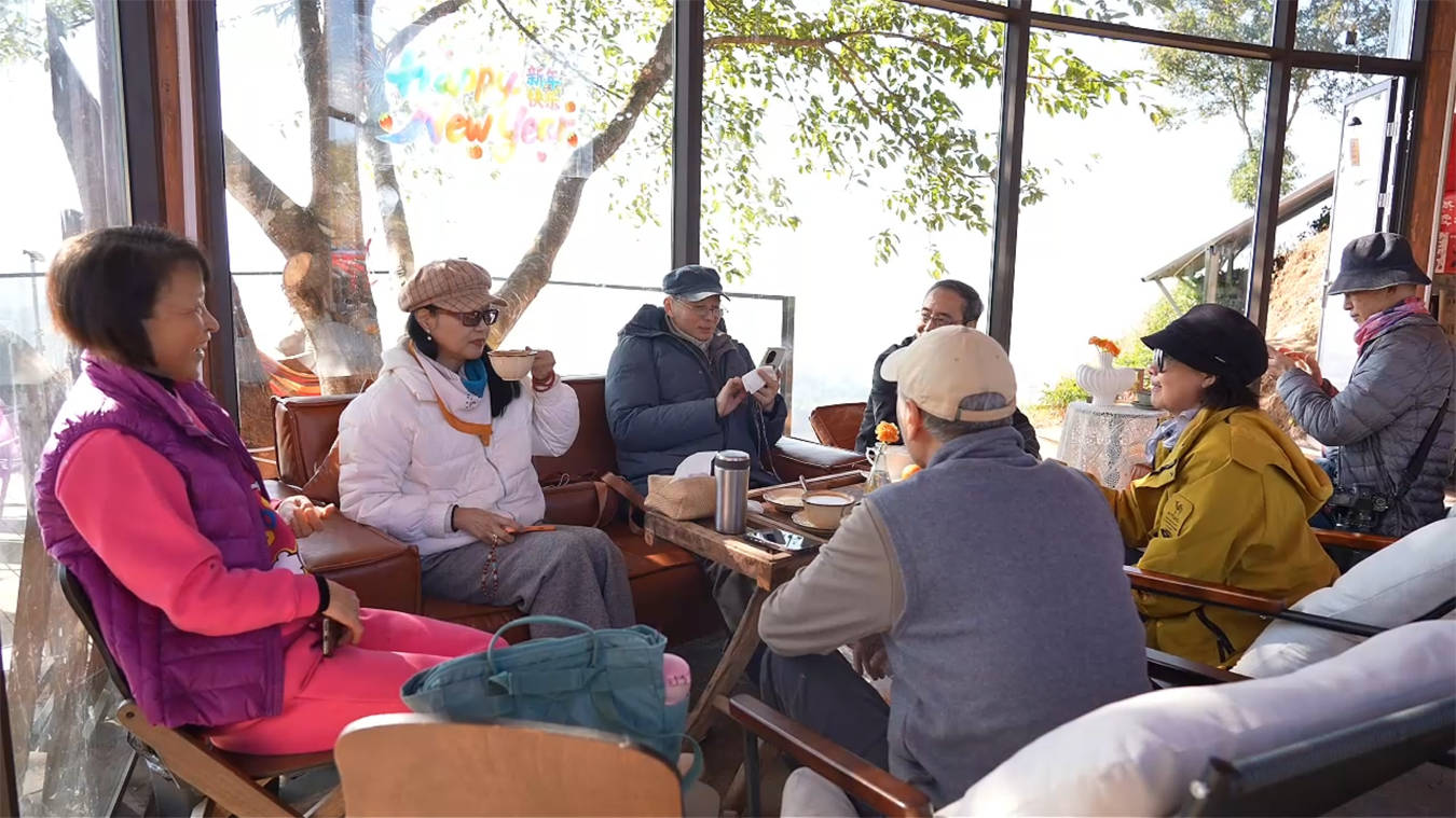 崖边”卖咖啡让家乡成为无数人打卡的诗和远方不朽情缘游戏平台他们的新起点｜鲁贞情：在“(图2)